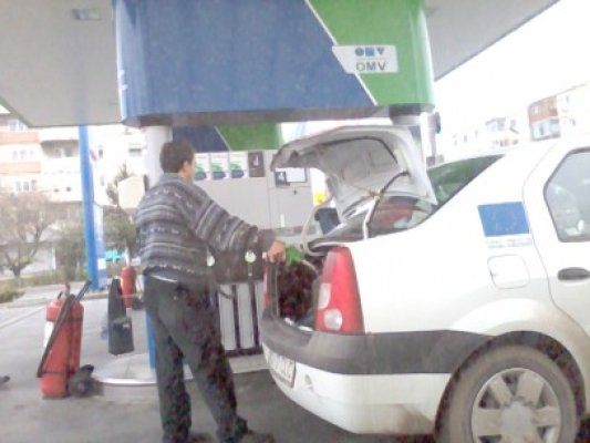 Un poliţist local din Cumpăna a făcut plinul cu benzină la bidon, în portbagaj